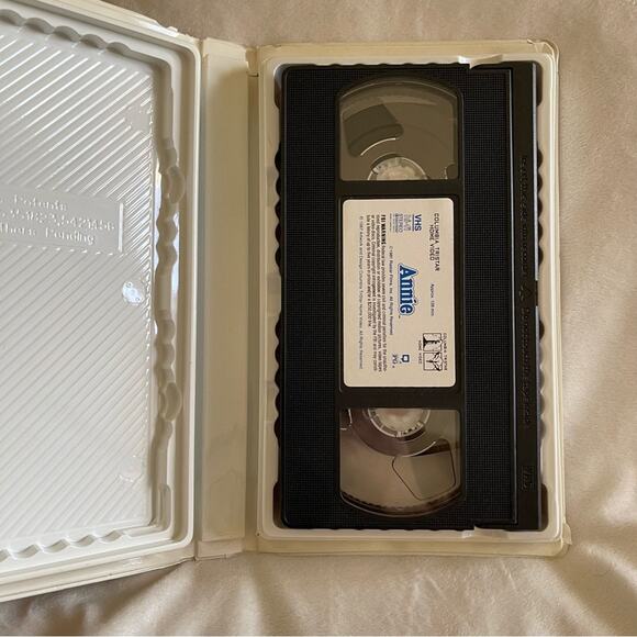 Annie Movie Vintage VHS Tape - Picture 2 of 3